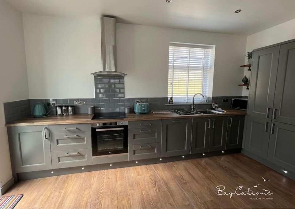Stylish Home, Sleeps 7, Parking & Garden