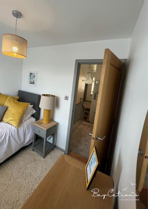 Stylish Home, Sleeps 7, Parking & Garden Brixham