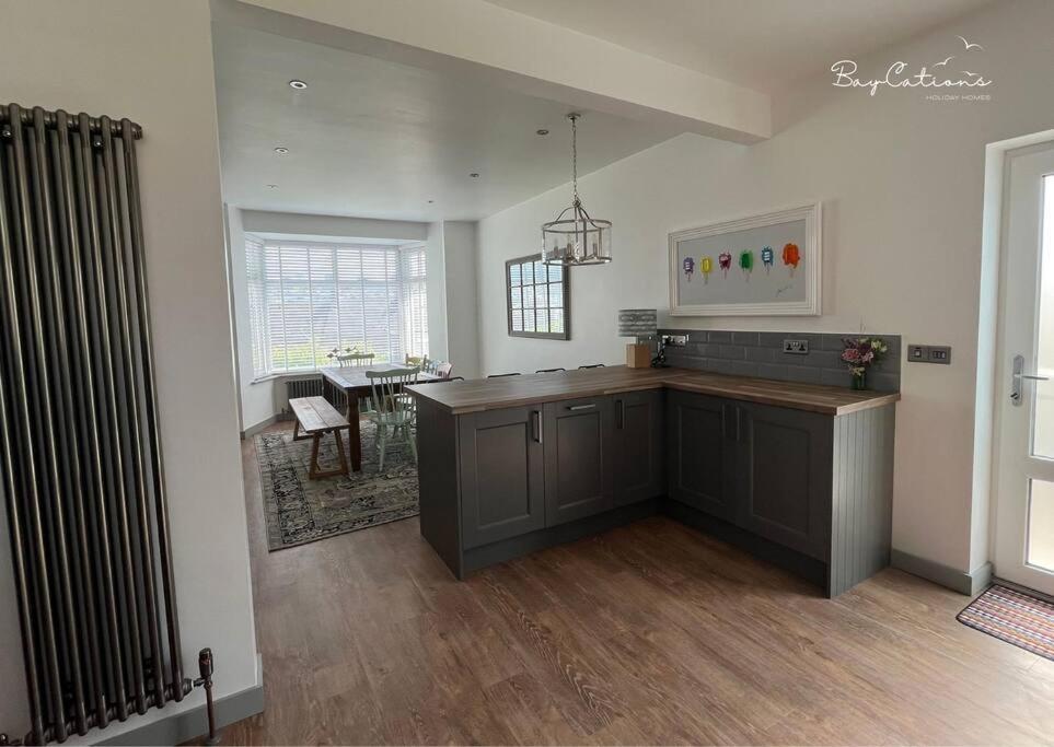 Stylish Home, Sleeps 7, Parking & Garden