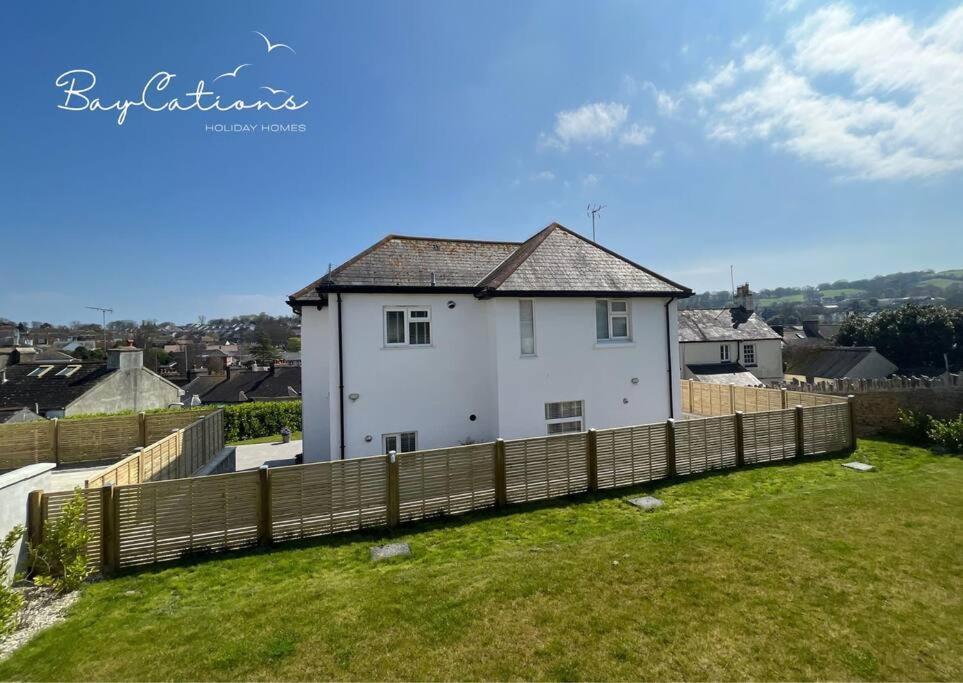 Stylish Home, Sleeps 7, Parking & Garden Hébergement de vacances