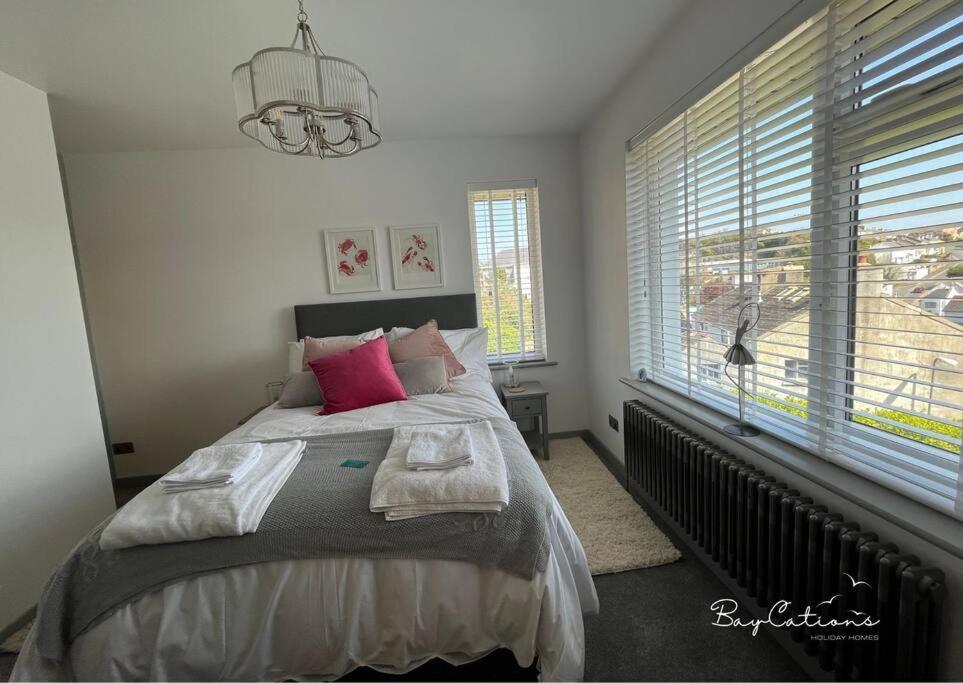Stylish Home, Sleeps 7, Parking & Garden Hébergement de vacances