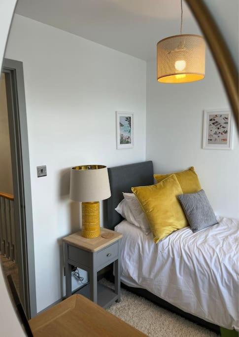 Stylish Home, Sleeps 7, Parking & Garden Hébergement de vacances *