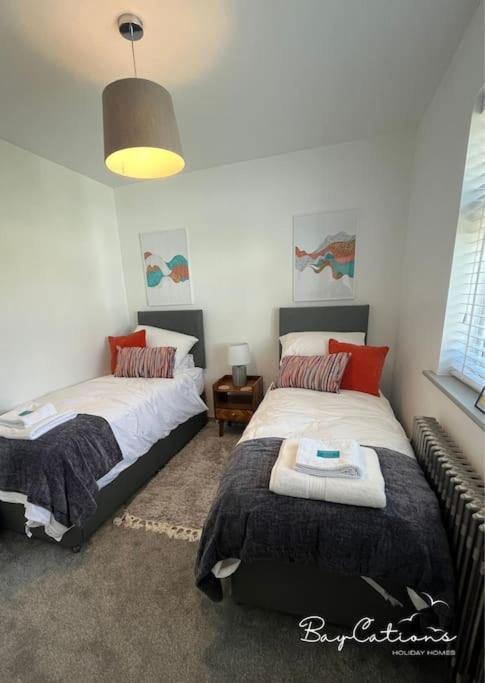 Stylish Home, Sleeps 7, Parking & Garden Hébergement de vacances