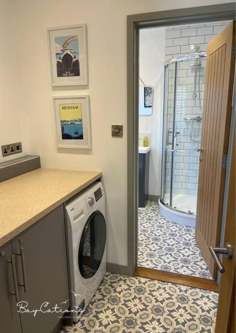 Stylish Home, Sleeps 7, Parking & Garden Brixham
