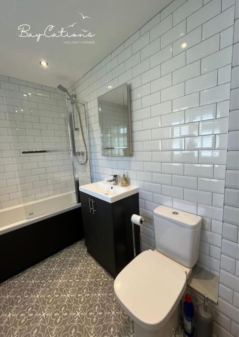Stylish Home, Sleeps 7, Parking & Garden