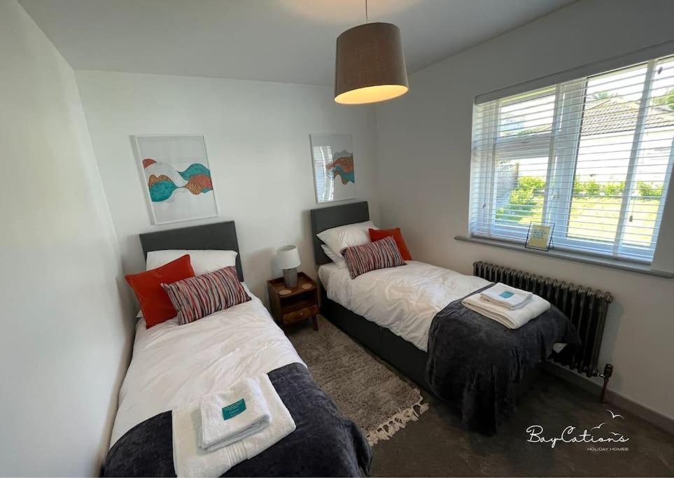 Stylish Home, Sleeps 7, Parking & Garden