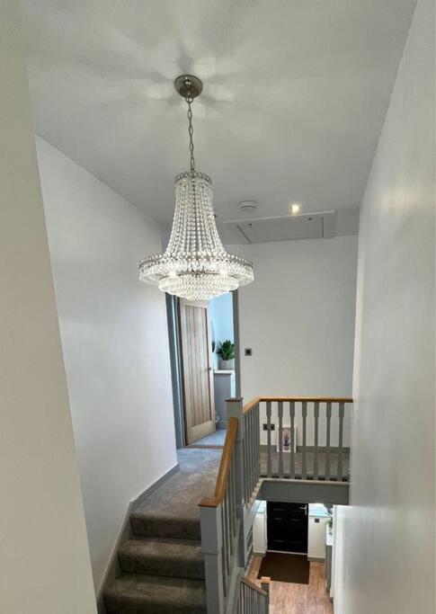 Stylish Home, Sleeps 7, Parking & Garden
